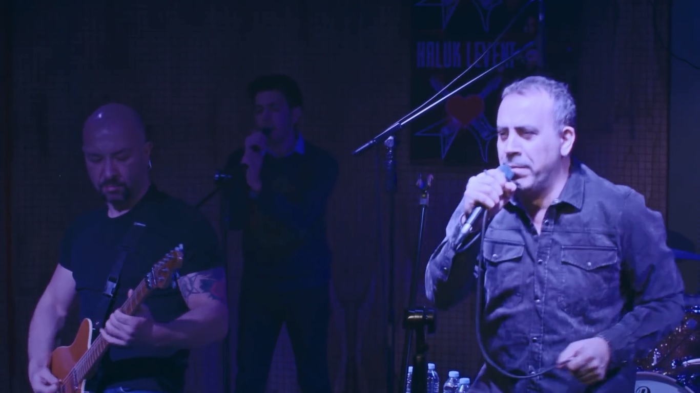 Haluk Levent'den Sevgililer Günü Sürprizi