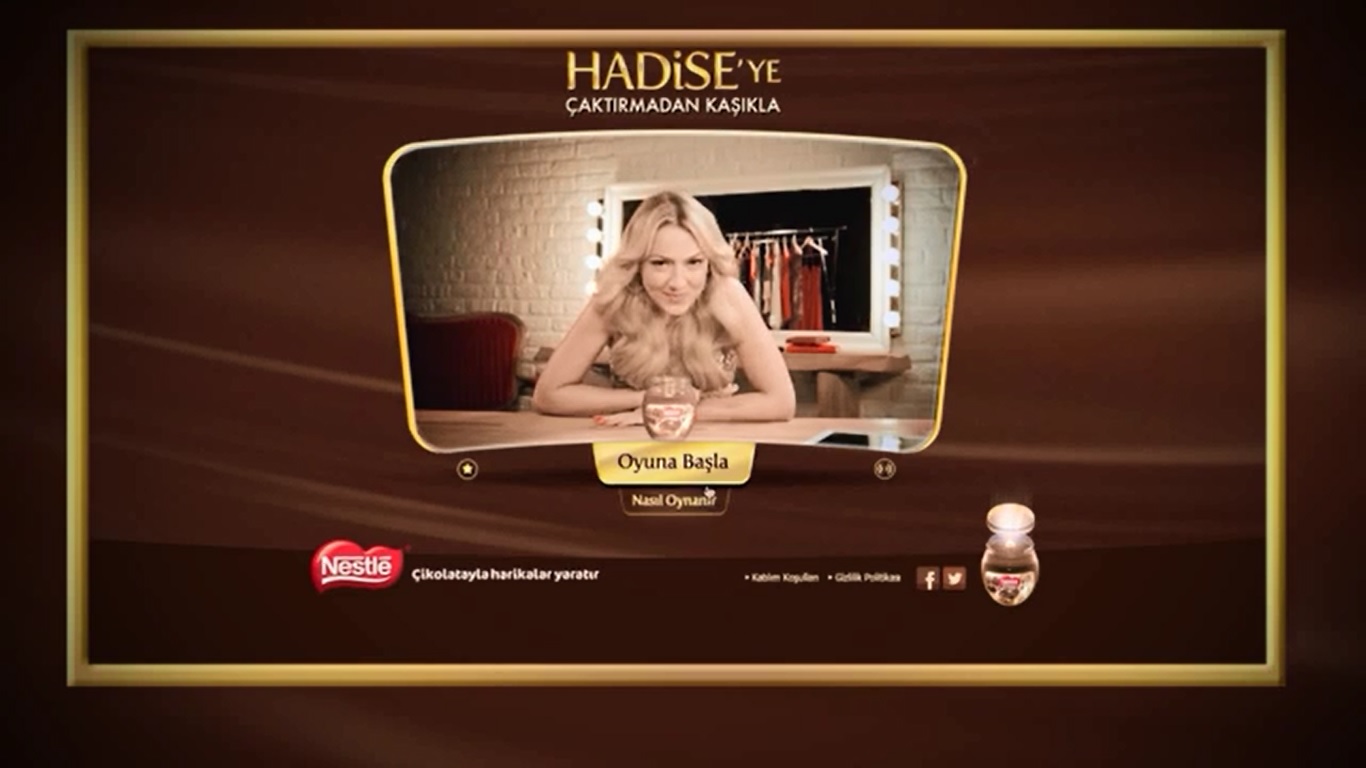 Hadise’ye Çaktırmadan Kaşıkla